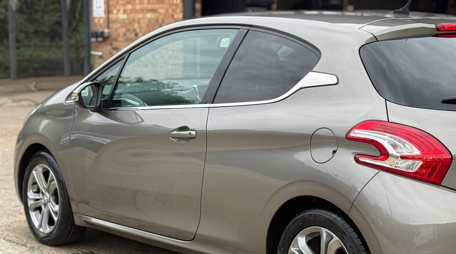Used Peugeot 208 2015 for sale - 76174173: Photo 32
