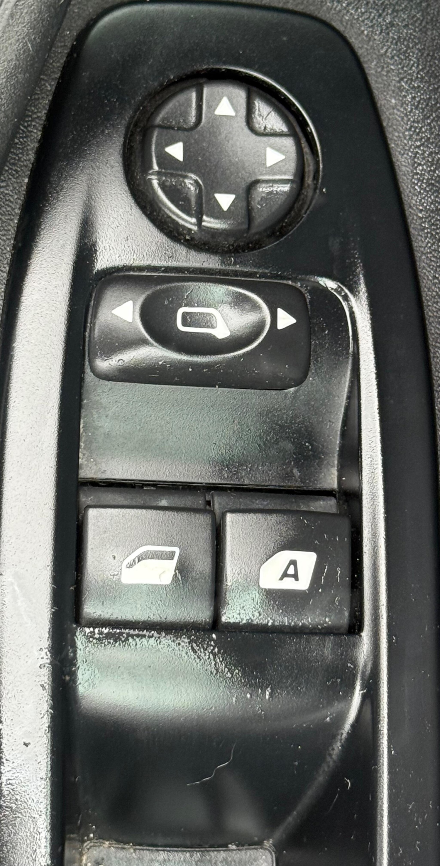 Used Peugeot 208 2015 for sale - 76174173: Photo 37