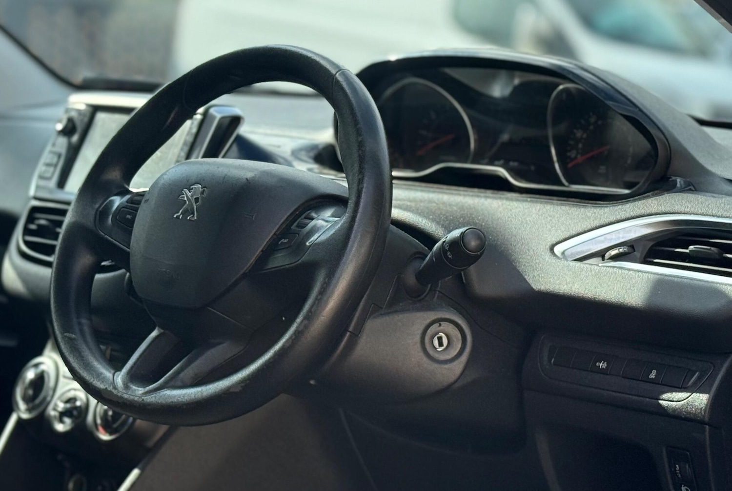 Used Peugeot 208 2013 for sale - 76128015: Photo 10