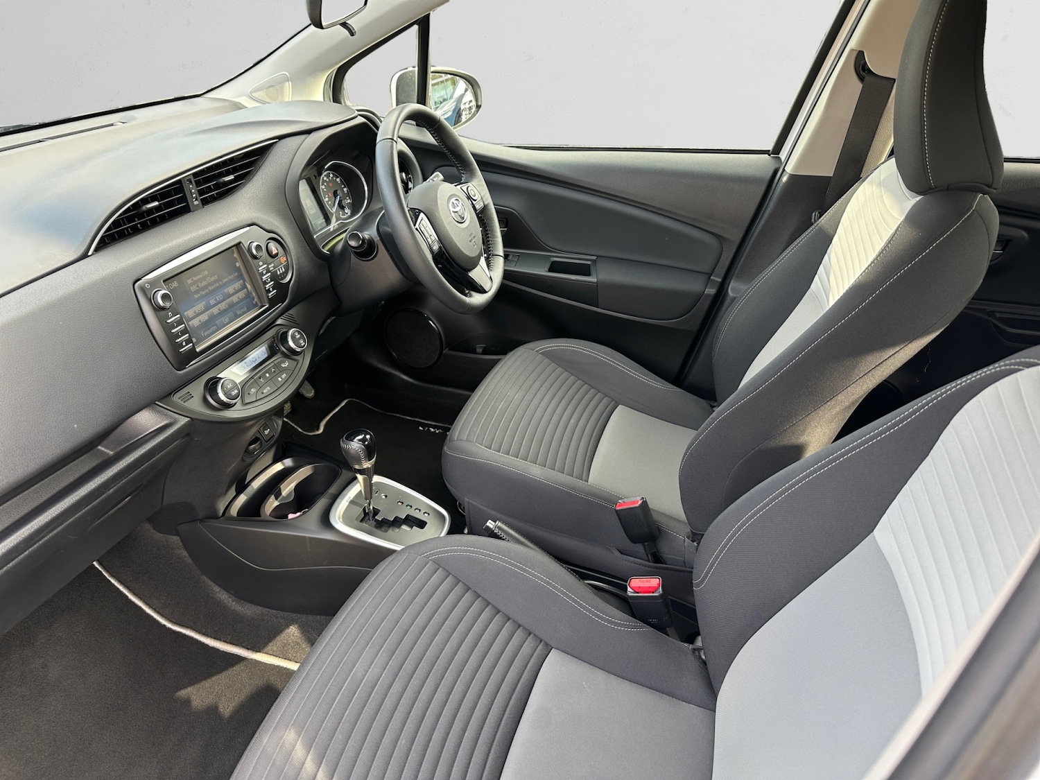 Used Toyota Yaris 2017 for sale - 77810123: Photo 6