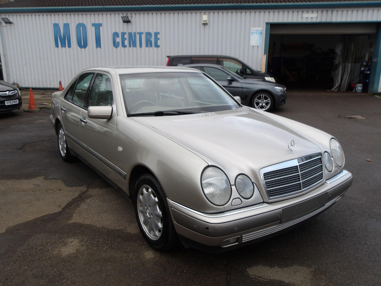 Used Mercedes-Benz E Class 1998 for sale - 76832300: Photo 9