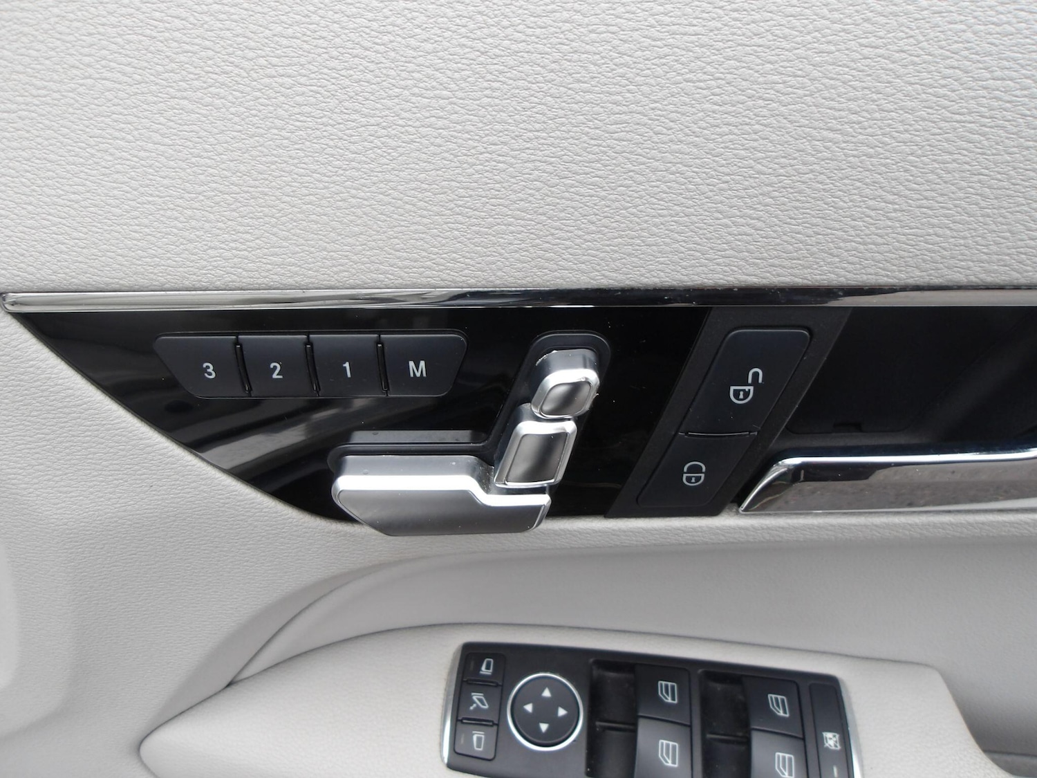 Used Mercedes-Benz E Class 2012 for sale - 76613204: Photo 26