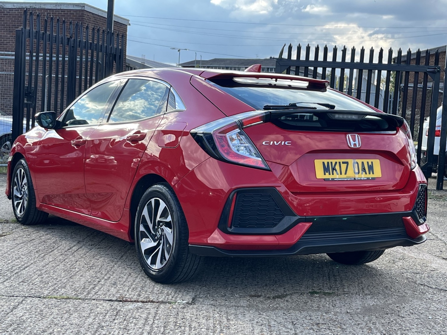 Used Honda Civic 2017 for sale - 76120356: Photo 3