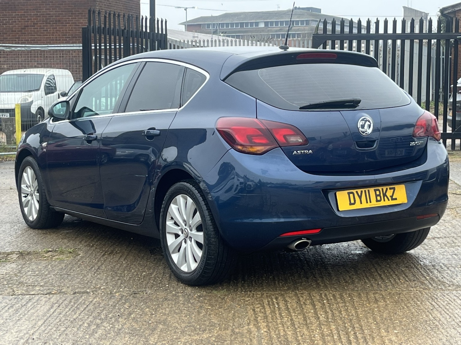 Used Vauxhall Astra 2011 for sale - 77258598: Photo 3