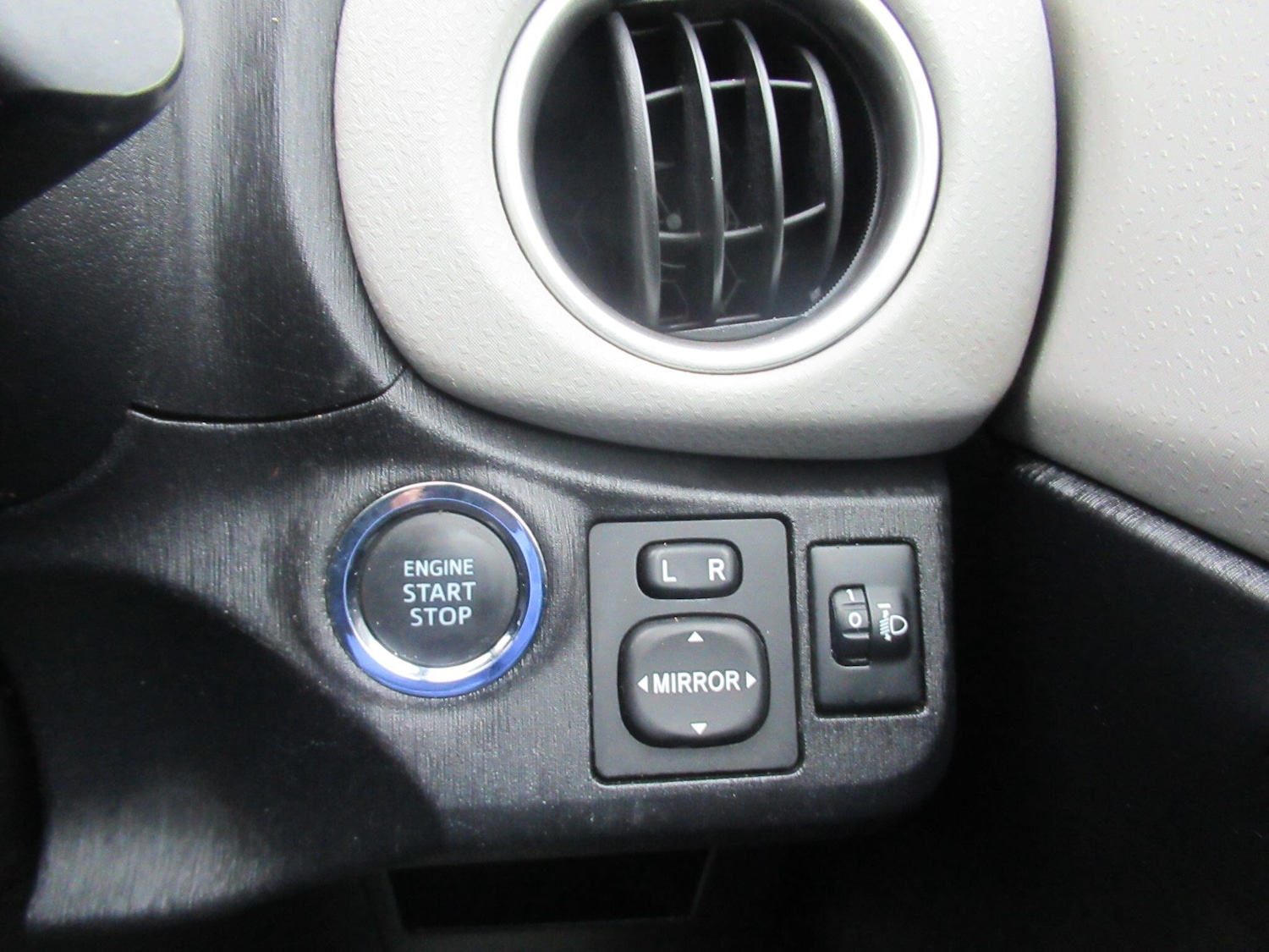 Used Toyota Yaris 2011 for sale - 77440325: Photo 29