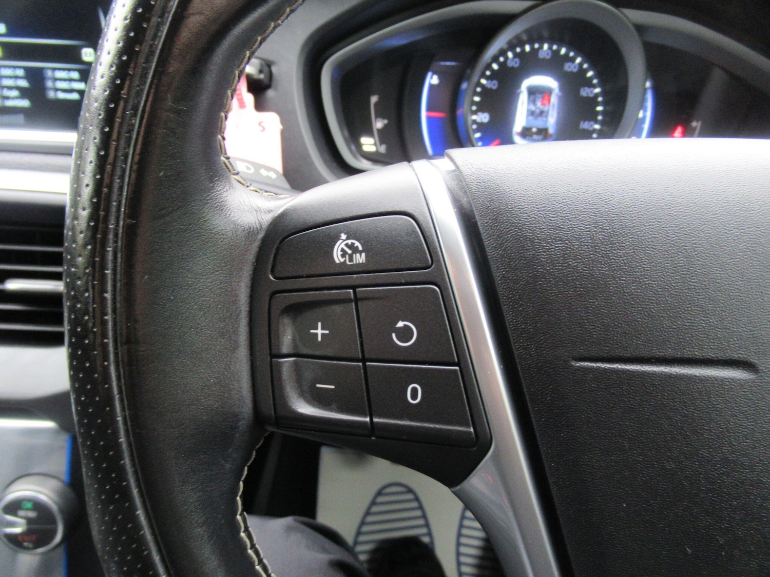 Used Volvo V40 2015 for sale - 76995628: Photo 23