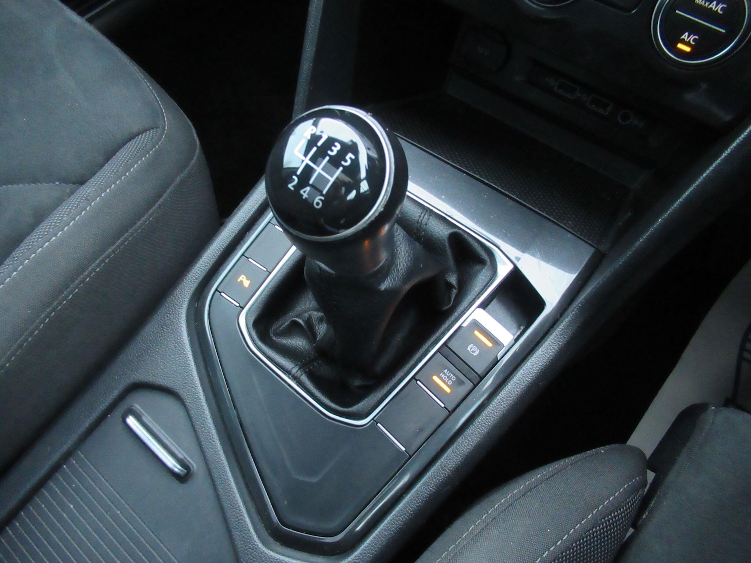 Used Volkswagen Tiguan 2018 for sale - 76735345: Photo 12