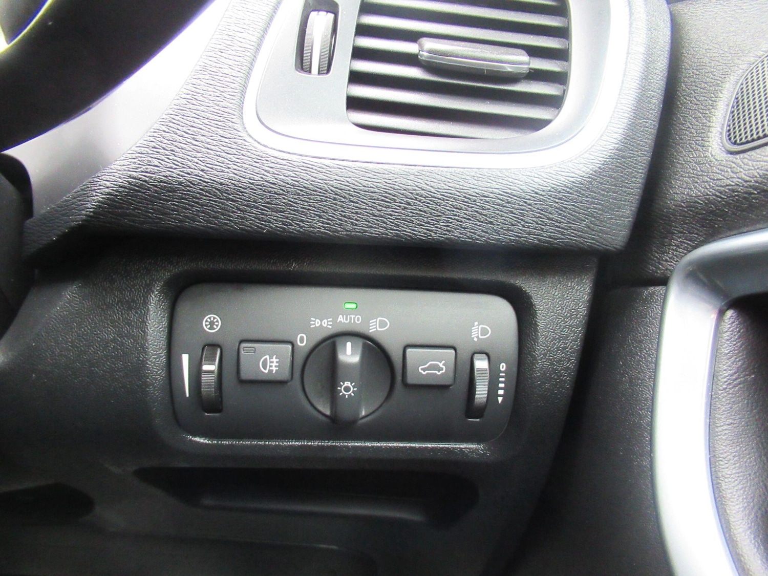 Used Volvo V40 2015 for sale - 76239350: Photo 27