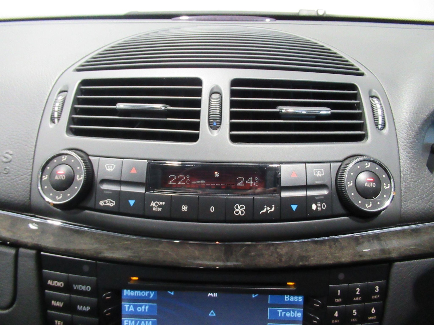 Used Mercedes-Benz E Class 2015 for sale - 76976718: Photo 45