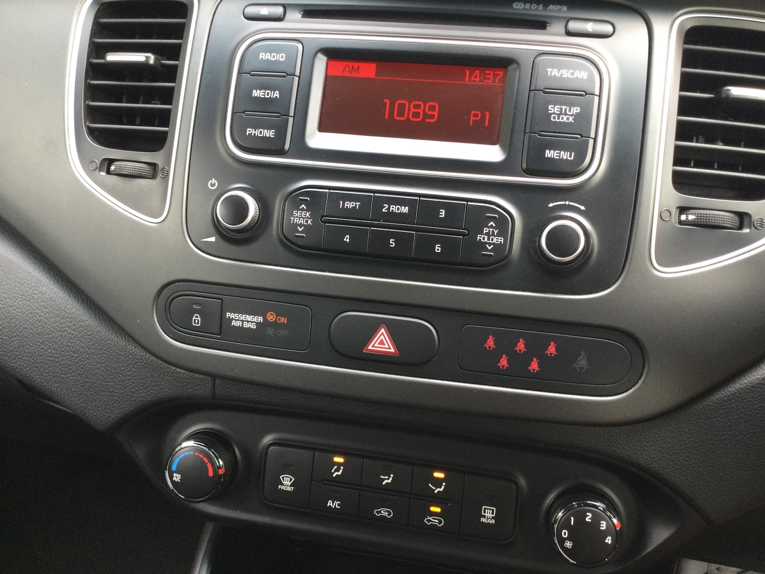 Used Kia Carens 2018 for sale - 76030885: Photo 11