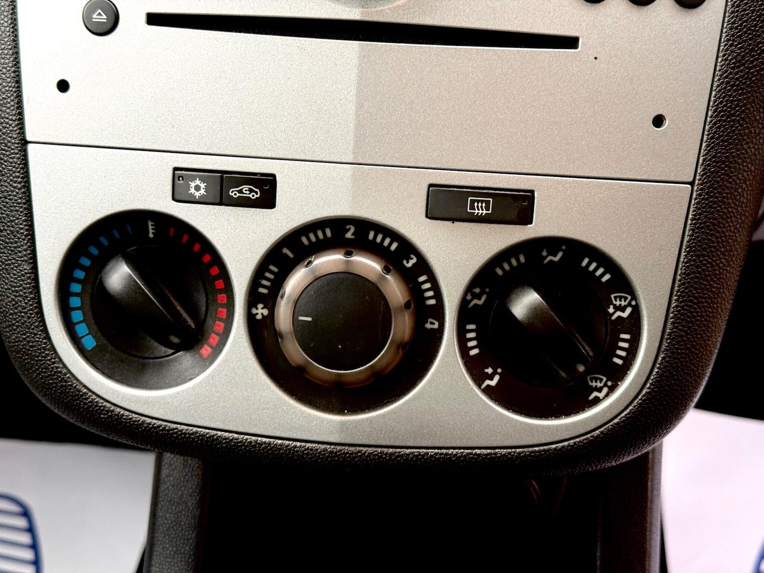 Used Vauxhall Corsa 2009 for sale - 77585998: Photo 29