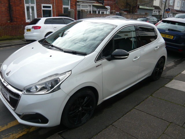Used Peugeot 208 2015 for sale - 77901762: Photo 2