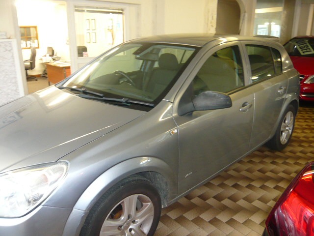 Used Vauxhall Astra 2010 for sale - 76918087: Photo 2