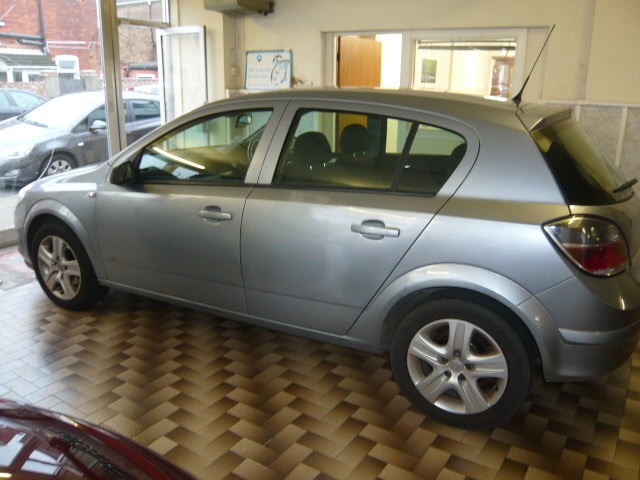 Used Vauxhall Astra 2010 for sale - 76918087: Photo 3