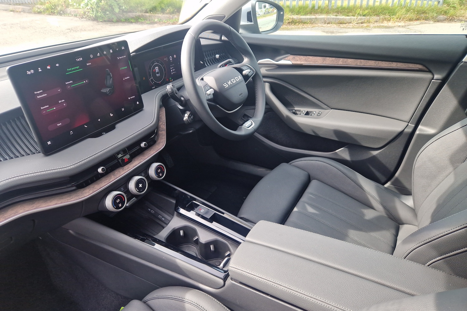 Used Skoda Superb 2025 for sale - 76680439: Photo 2