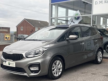 Used Kia Carens 2017 for sale - 76302640: Photo