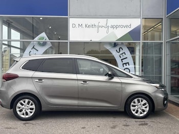 Used Kia Carens 2017 for sale - 76302640: Photo