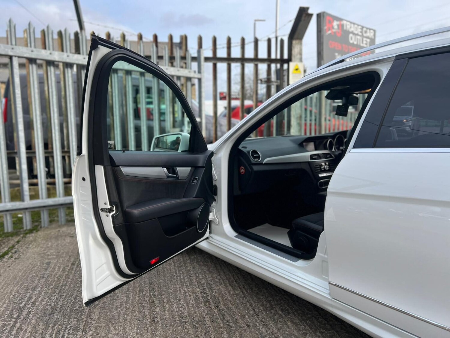 Used Mercedes-Benz C Class 2013 for sale - 77582430: Photo 58