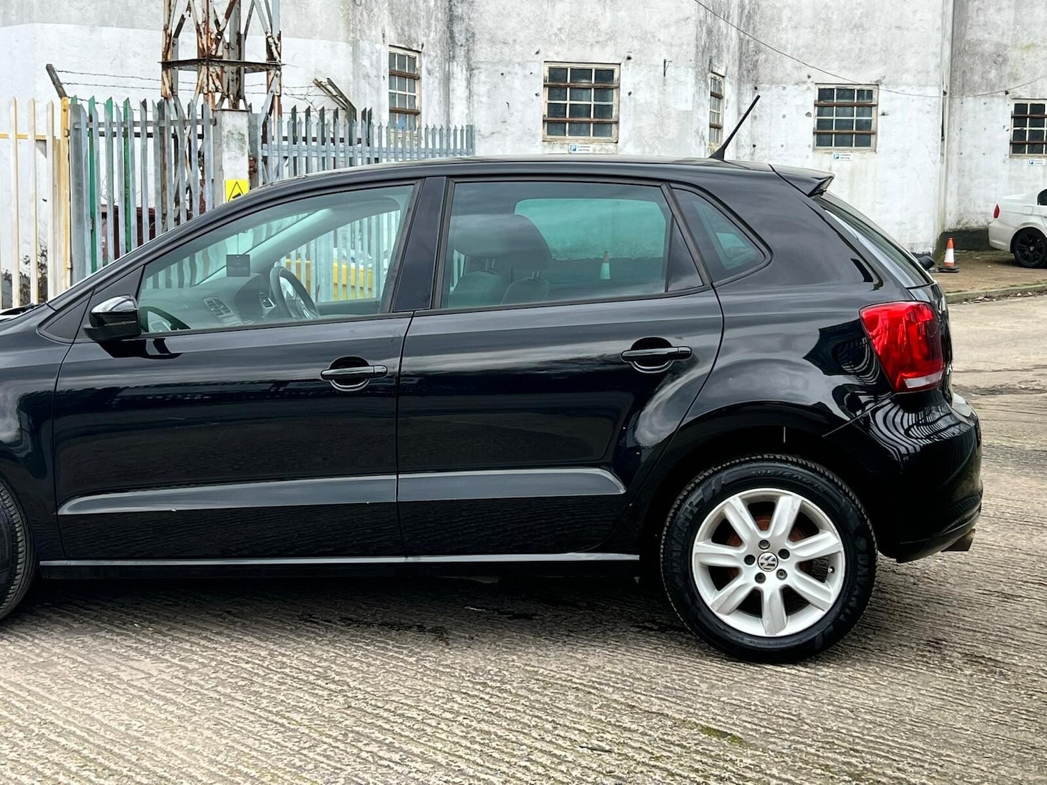 Used Volkswagen Polo 2011 for sale - 77631464: Photo 17