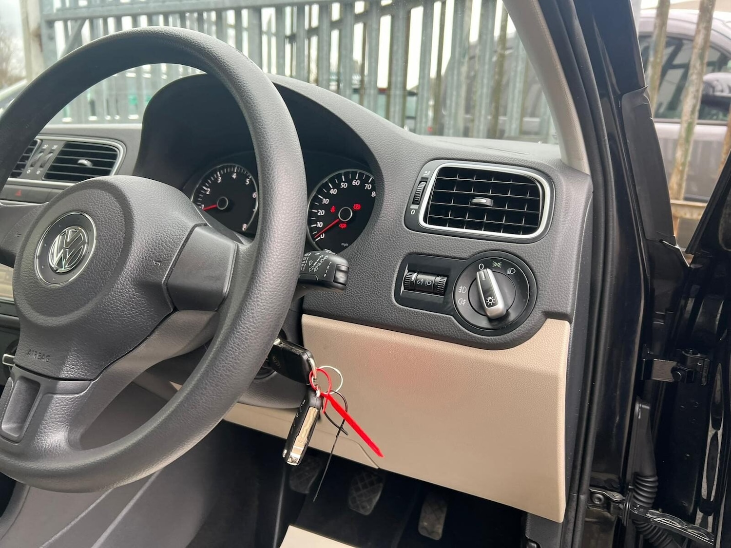 Used Volkswagen Polo 2011 for sale - 77631464: Photo 34