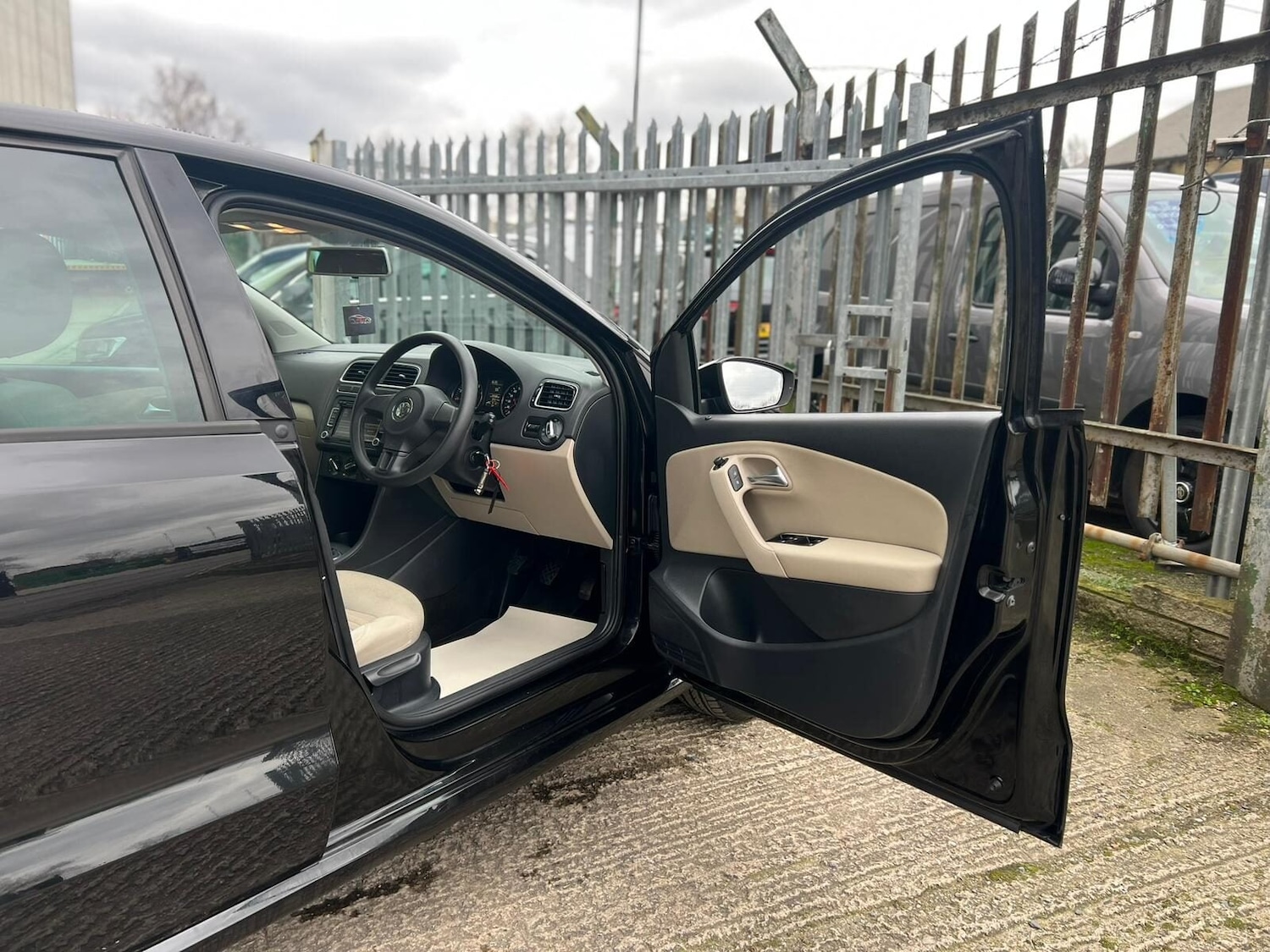 Used Volkswagen Polo 2011 for sale - 77631464: Photo 40