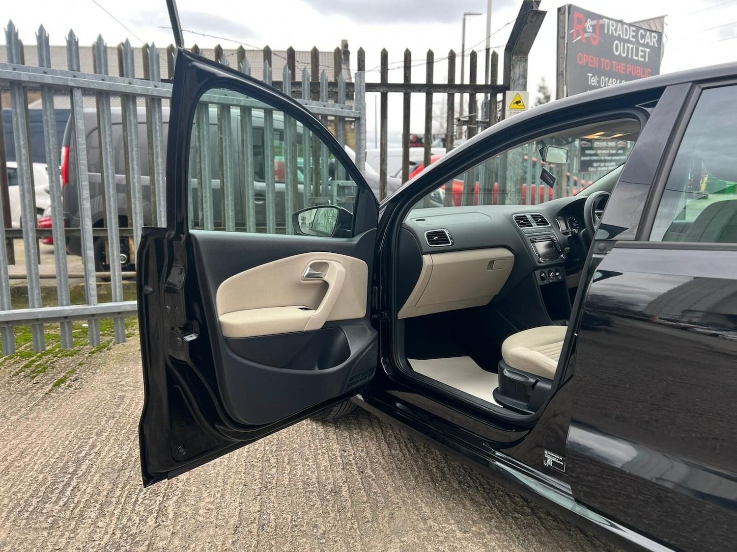 Used Volkswagen Polo 2011 for sale - 77631464: Photo 50