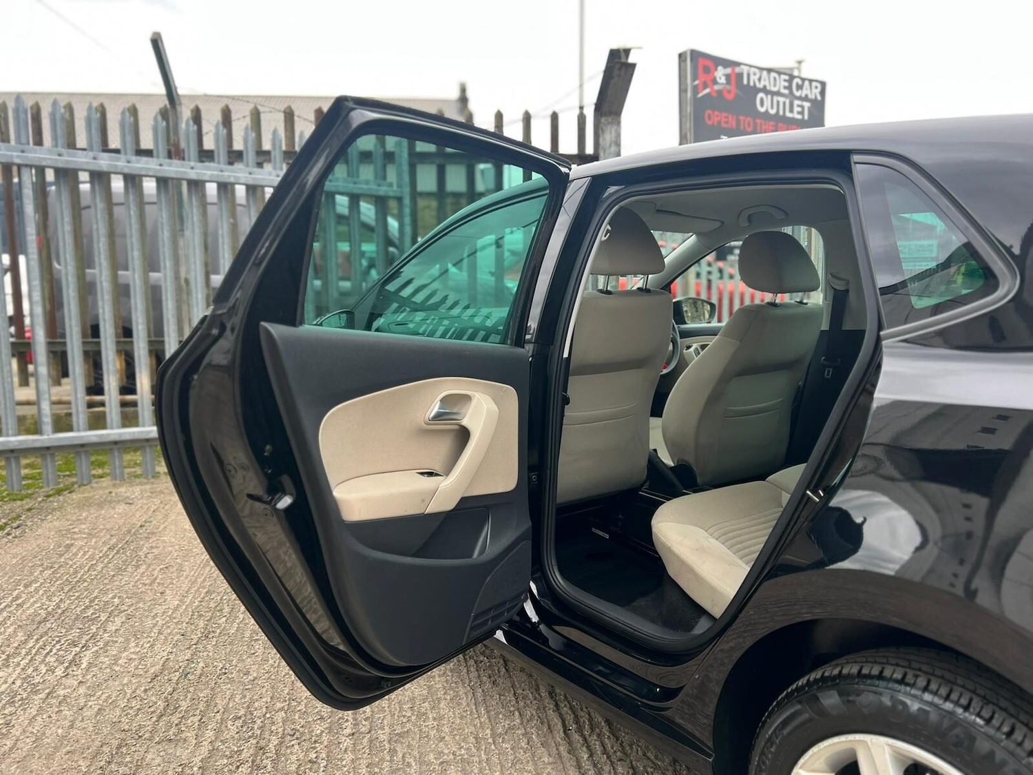 Used Volkswagen Polo 2011 for sale - 77631464: Photo 55