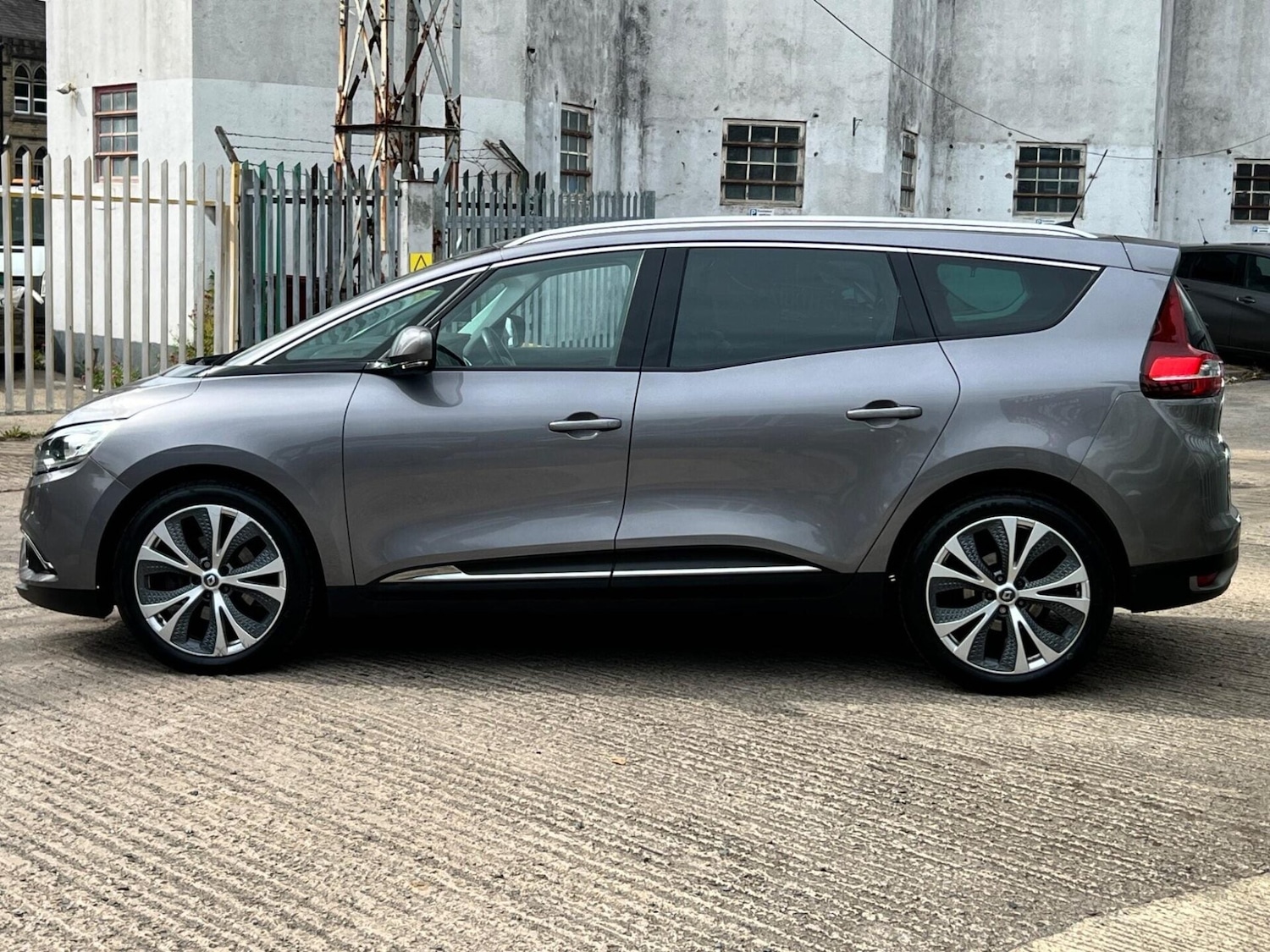 Used Renault Grand Scenic 2017 for sale - 77249684: Photo 16