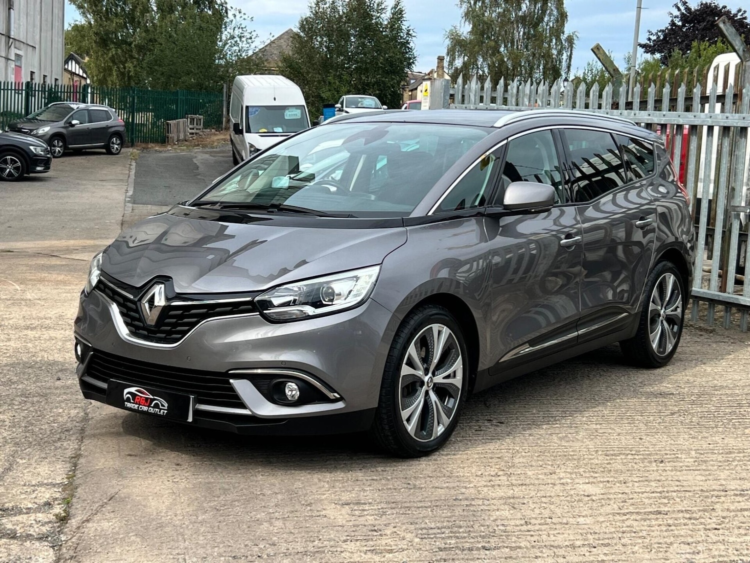 Used Renault Grand Scenic 2017 for sale - 77249684: Photo 3