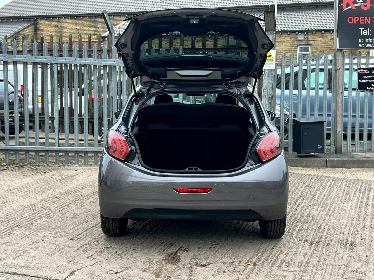 Used Peugeot 208 2017 for sale - 77249759: Photo 22