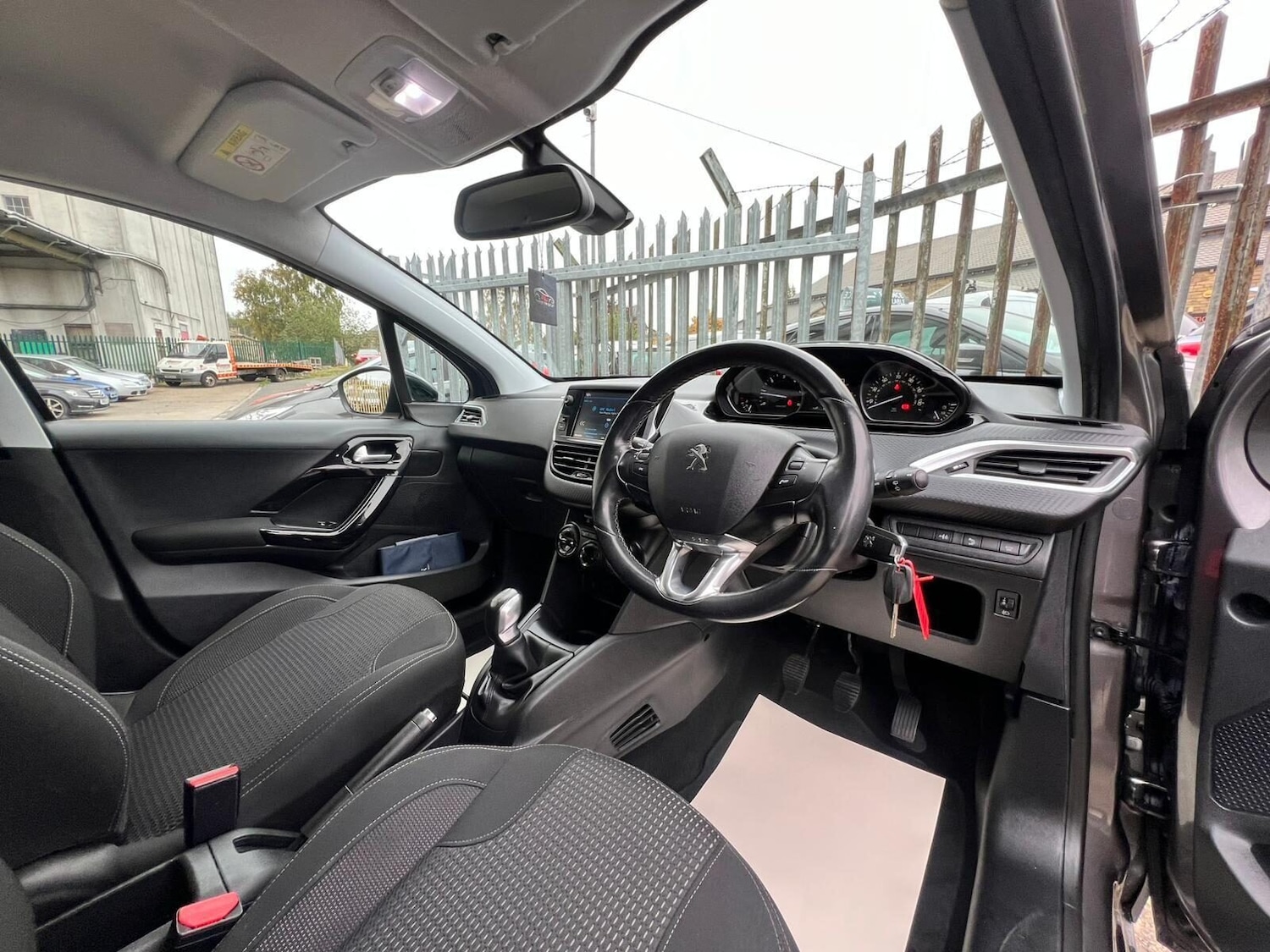 Used Peugeot 208 2017 for sale - 77249759: Photo 32