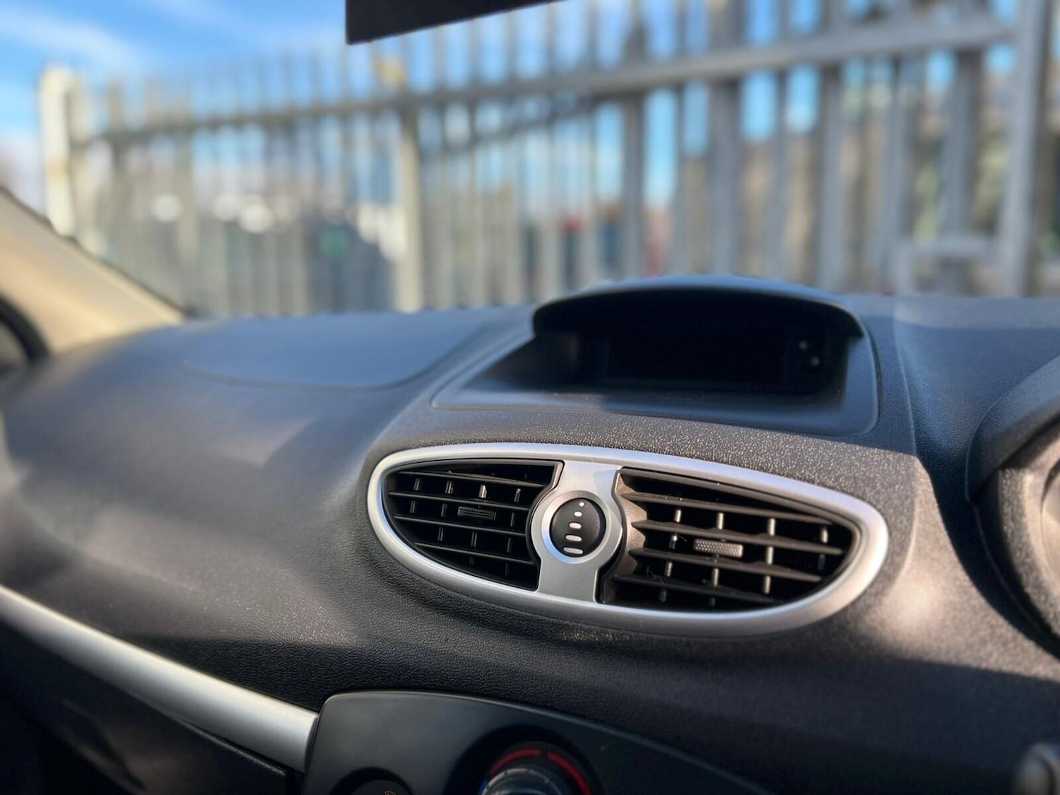 Used Renault Clio 2010 for sale - 77249704: Photo 39