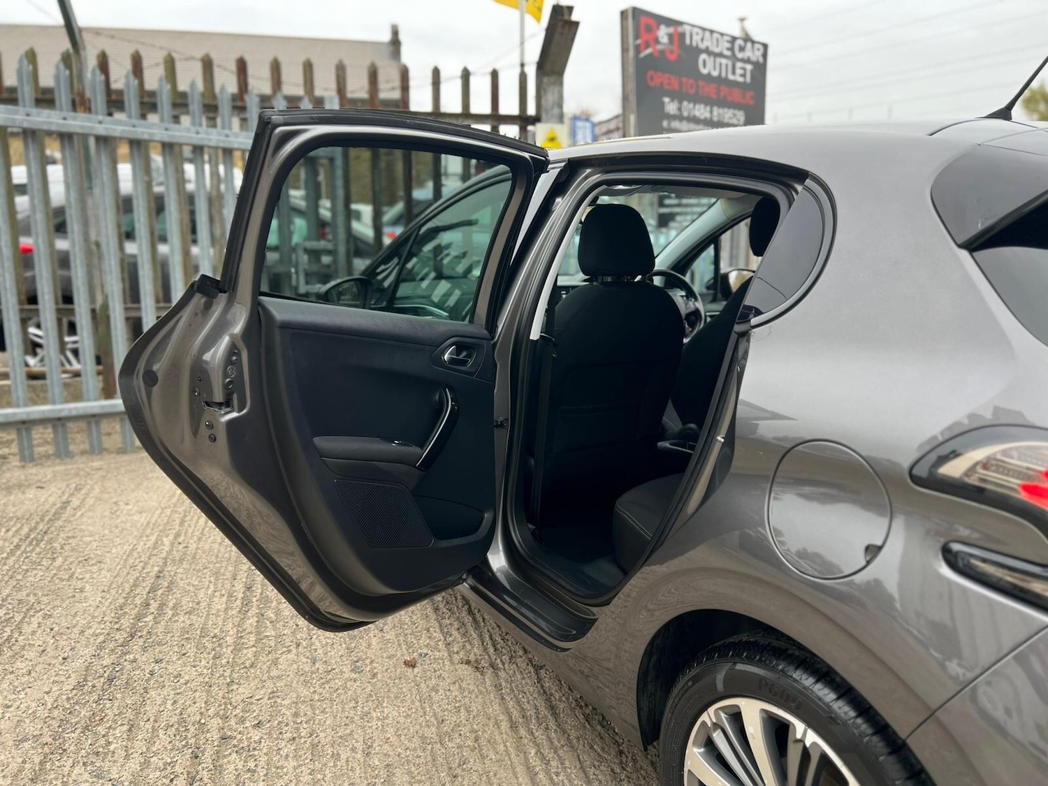 Used Peugeot 208 2017 for sale - 76377908: Photo 62