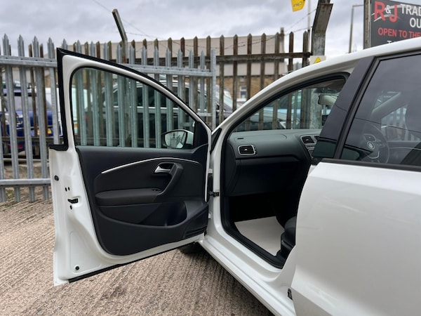 Used Volkswagen Polo 2015 for sale - 76214472: Photo 68