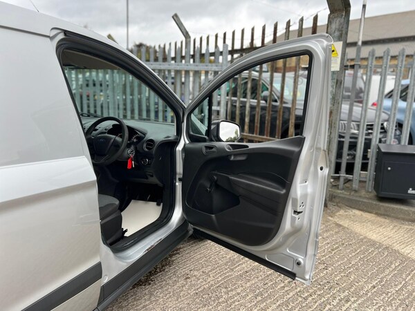 Used Ford Transit Courier 2017 for sale - 76214744: Photo 39