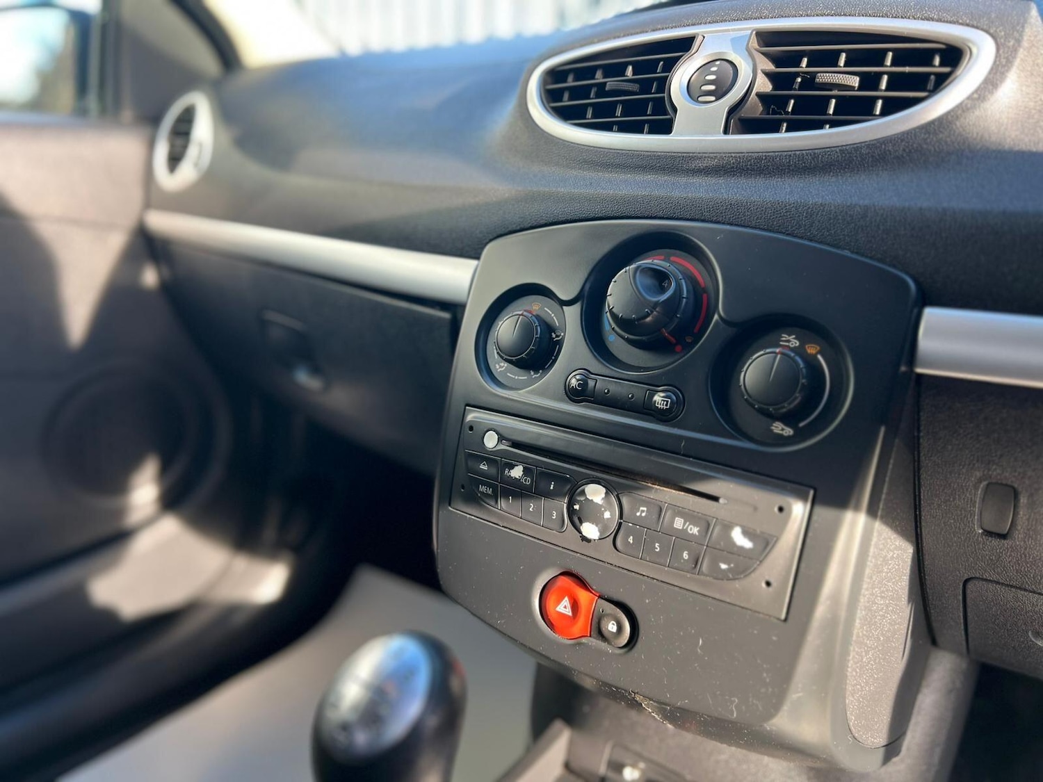 Used Renault Clio 2010 for sale - 77216282: Photo 37