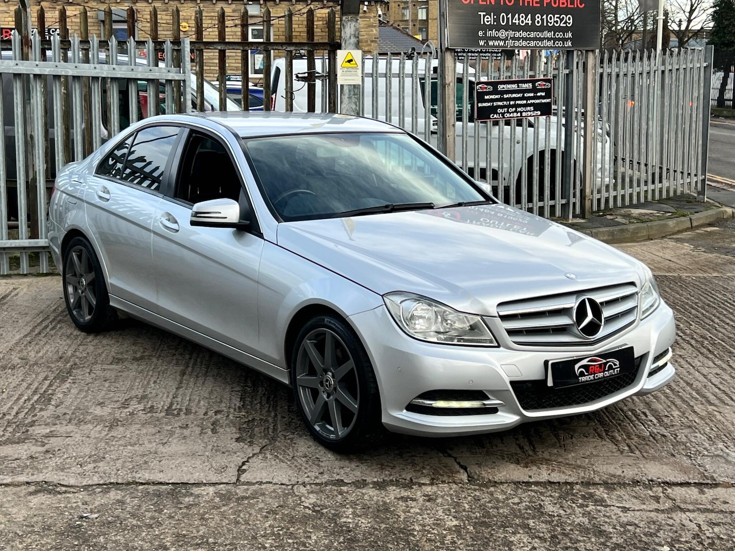 Used Mercedes-Benz C Class 2013 for sale - 76952390: Photo 4