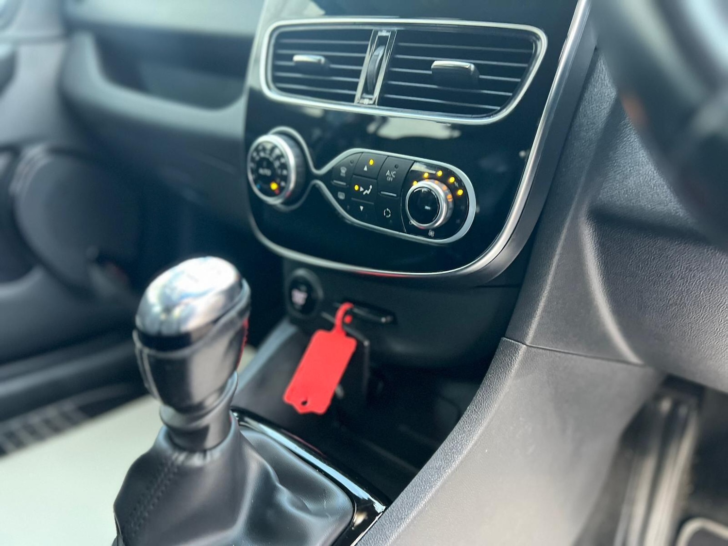 Used Renault Clio 2018 for sale - 76849980: Photo 27