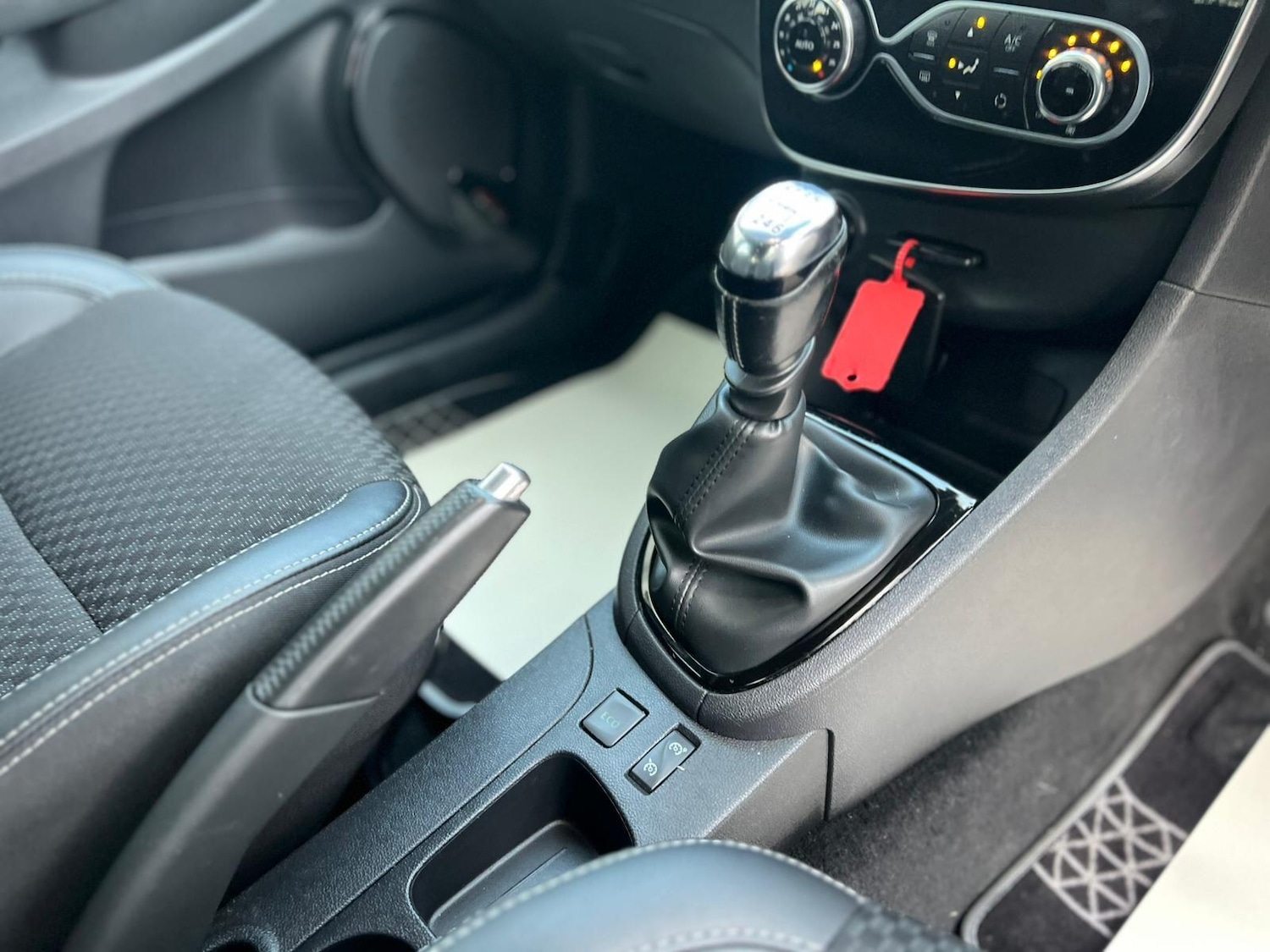 Used Renault Clio 2018 for sale - 76849980: Photo 28