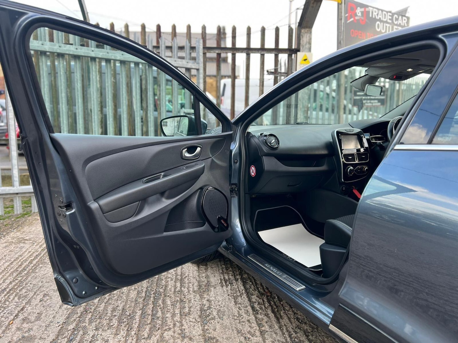 Used Renault Clio 2018 for sale - 76849980: Photo 50