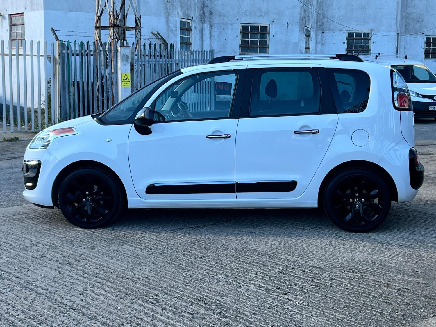 Used Citroen C3 Picasso 2017 for sale - 76032434: Photo 13