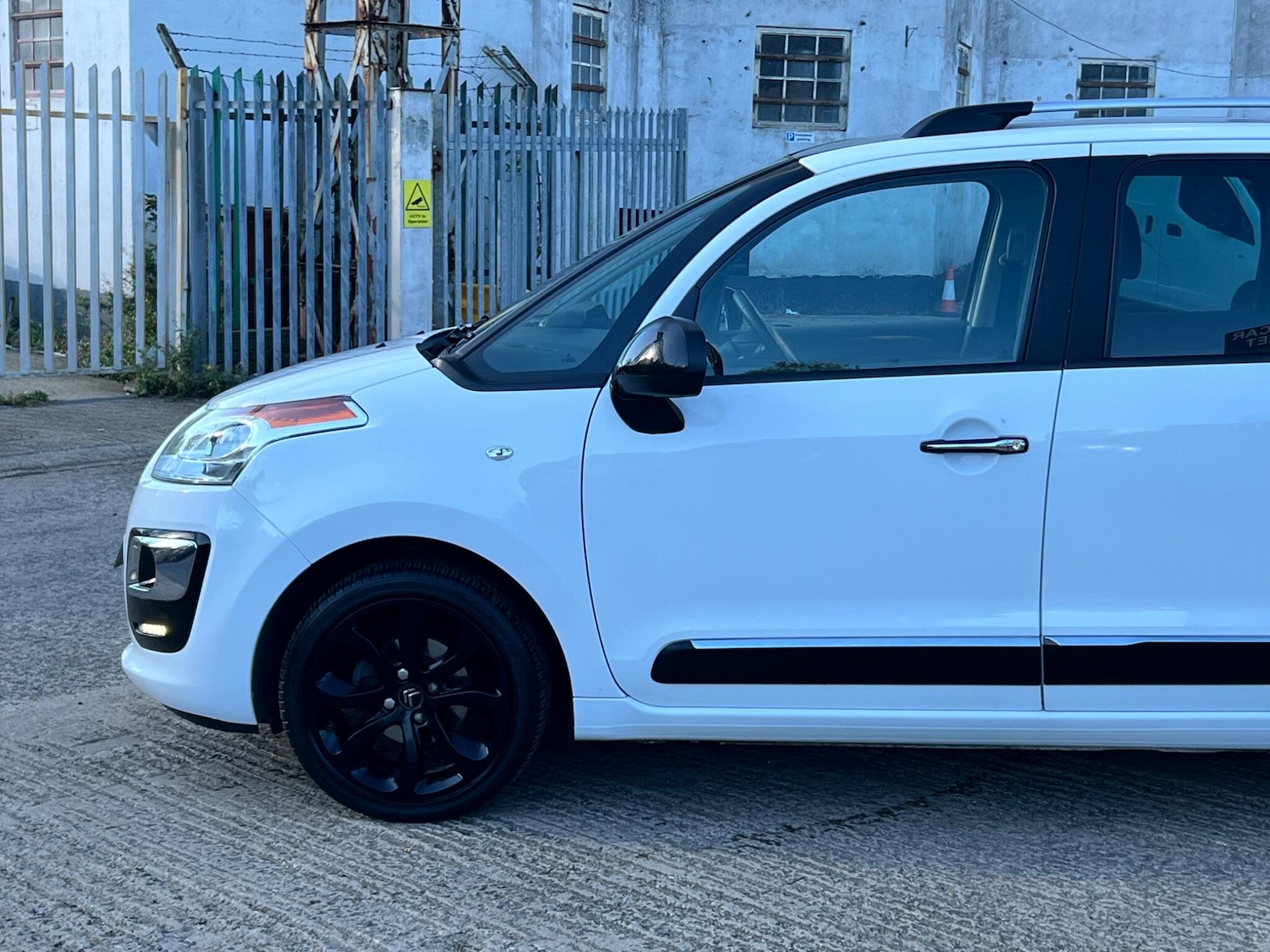Used Citroen C3 Picasso 2017 for sale - 76032434: Photo 14