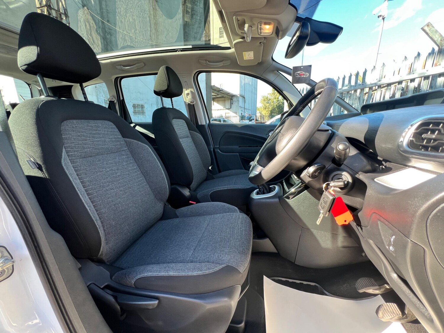 Used Citroen C3 Picasso 2017 for sale - 76032434: Photo 30