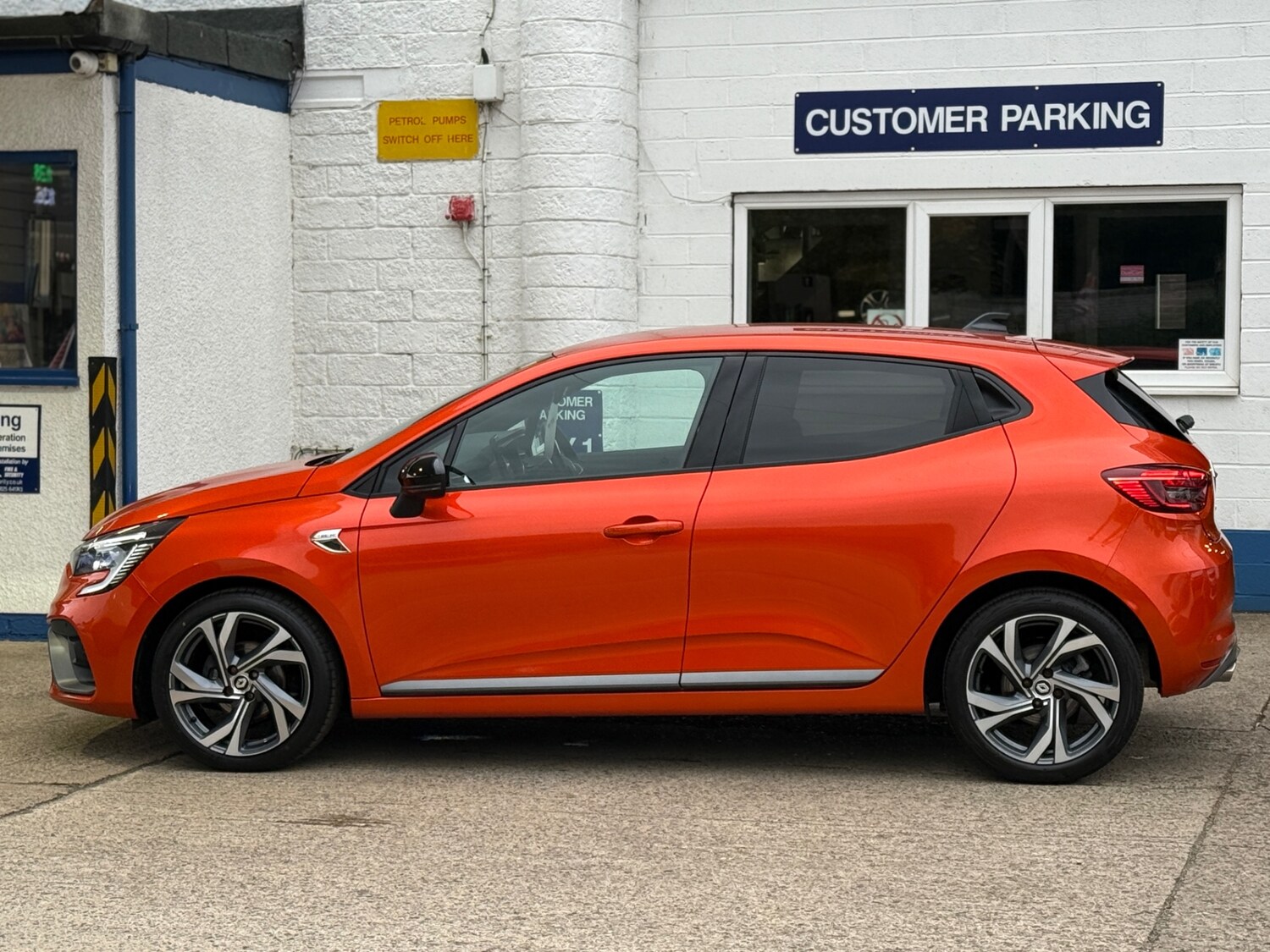 Used Renault Clio 2023 for sale - 76329864: Photo 3