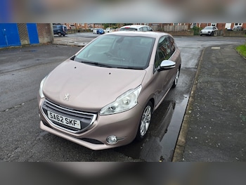 Peugeot - 208