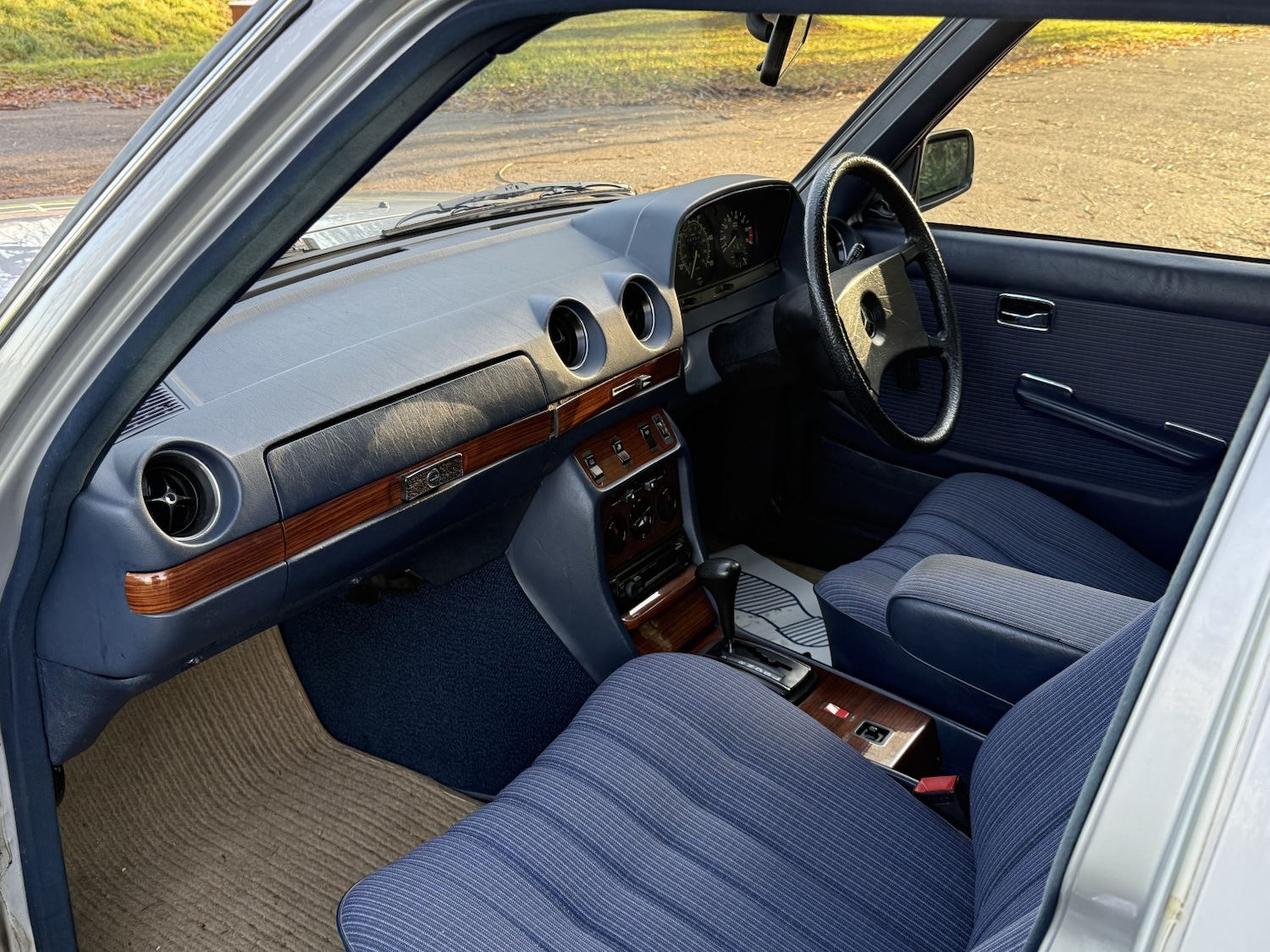 Used Mercedes-Benz 230 1985 for sale - 76762143: Photo 24