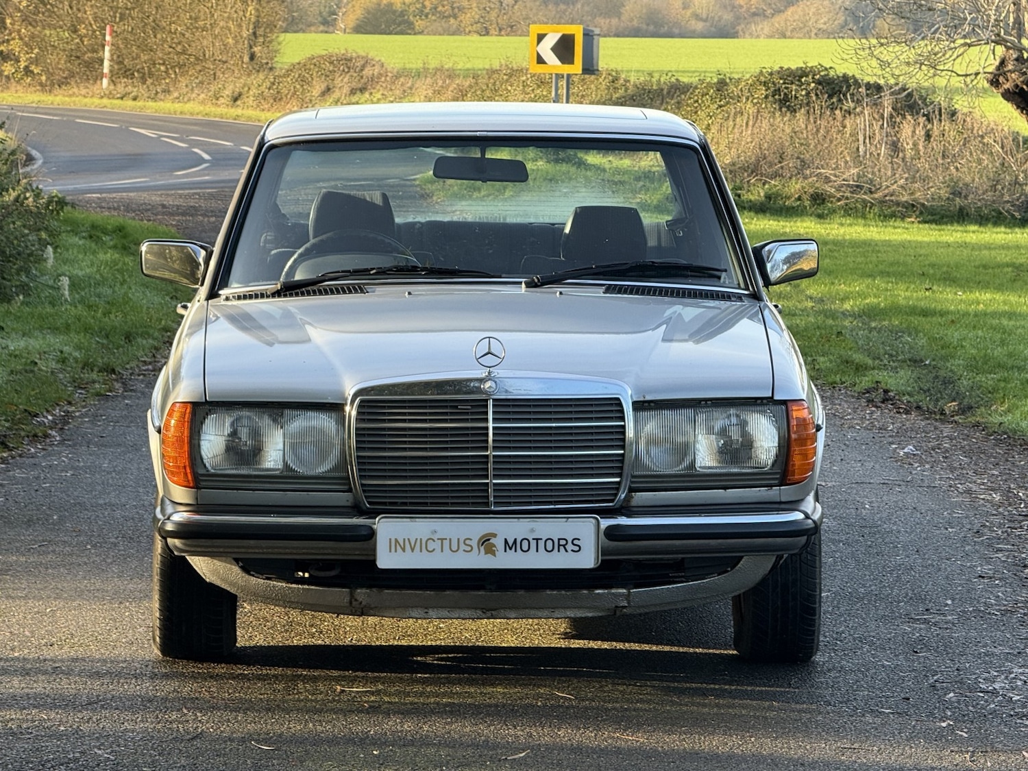 Used Mercedes-Benz 230 1985 for sale - 76821636: Photo 2