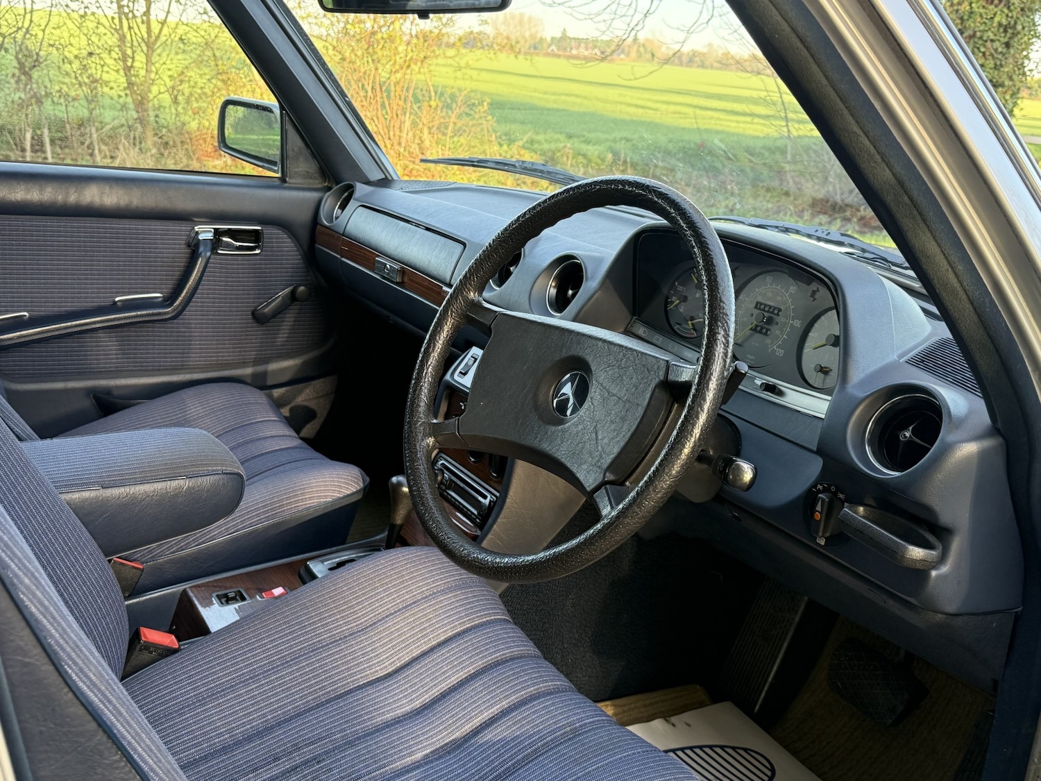 Used Mercedes-Benz 230 1985 for sale - 76821636: Photo 6