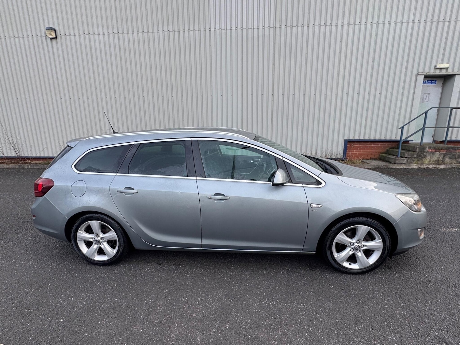 Used Vauxhall Astra 2012 for sale - 77205074: Photo 2