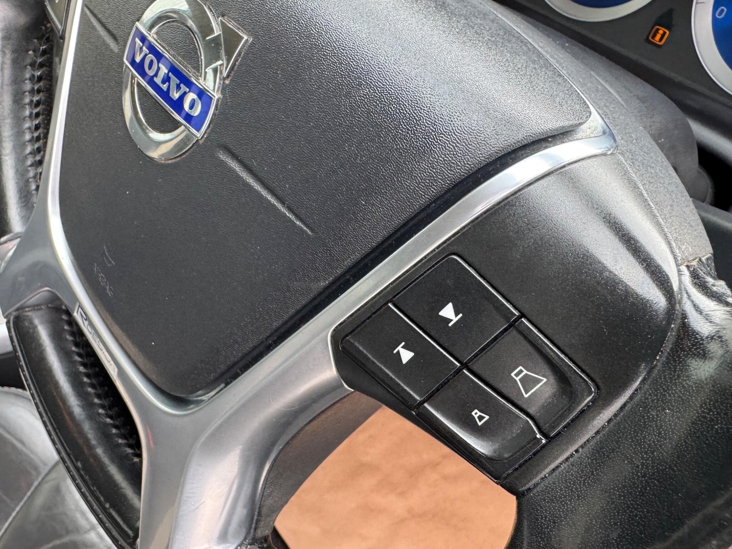 Used Volvo XC60 2010 for sale - 78170508: Photo 38